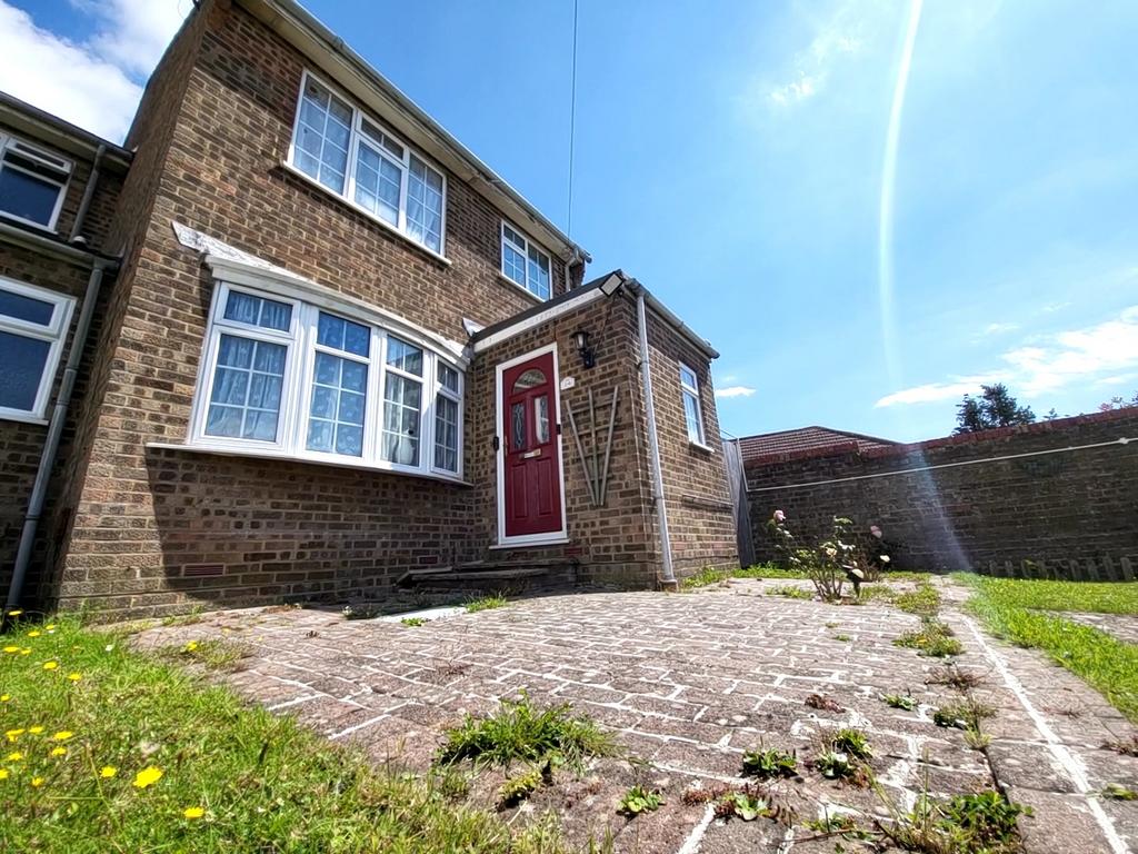 Withyham Close, Eastbourne BN22 3 bed semidetached house for sale £