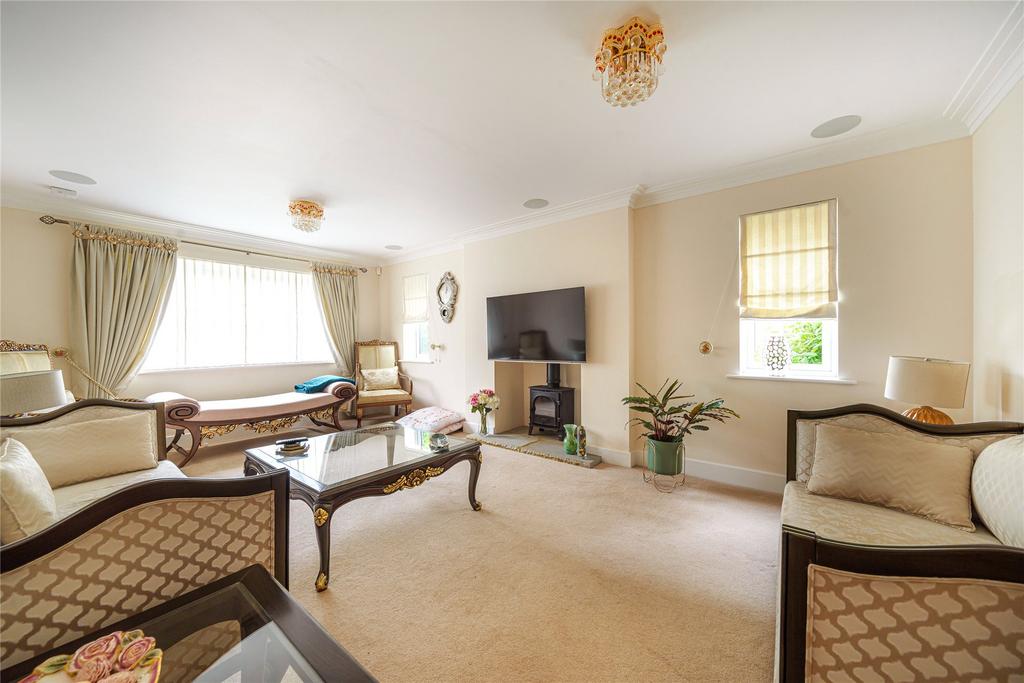 Bromham Road, Biddenham, Bedfordshire, MK40 6 bed detached house for