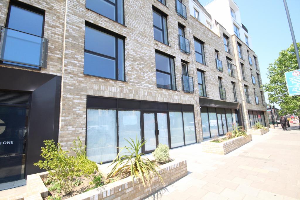Edgware Road, London, NW2 Retail property (high street) to rent £