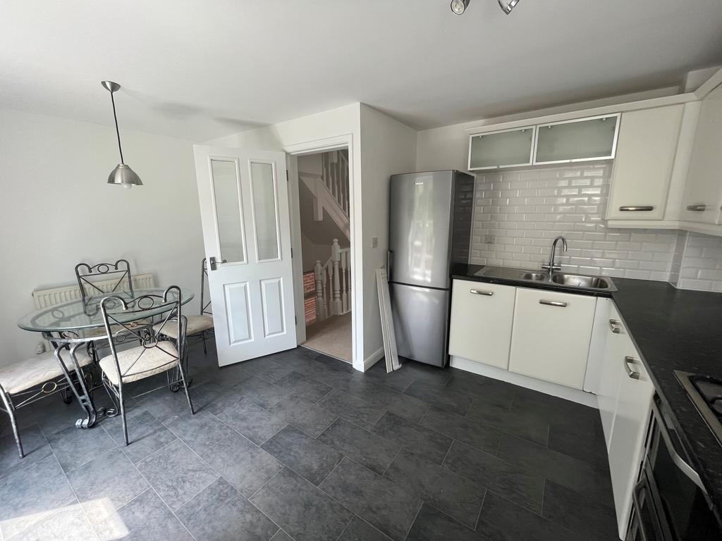 17 Langdon Close, Nottingham 3 bed semidetached house £1,200 pcm (£