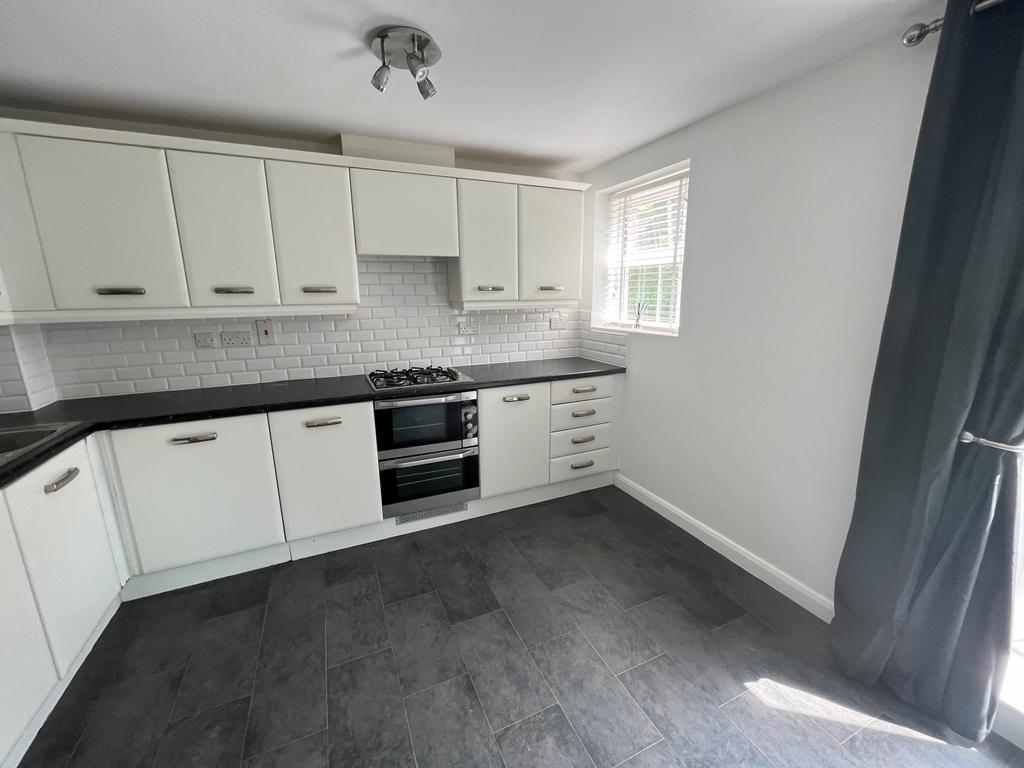 17 Langdon Close, Nottingham 3 bed semidetached house £1,200 pcm (£