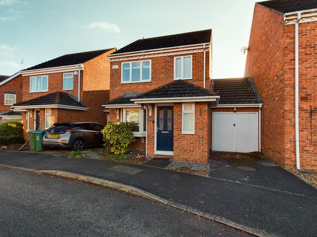 Avocet Way, Aylesbury HP19 3 bed link detached house £375,000