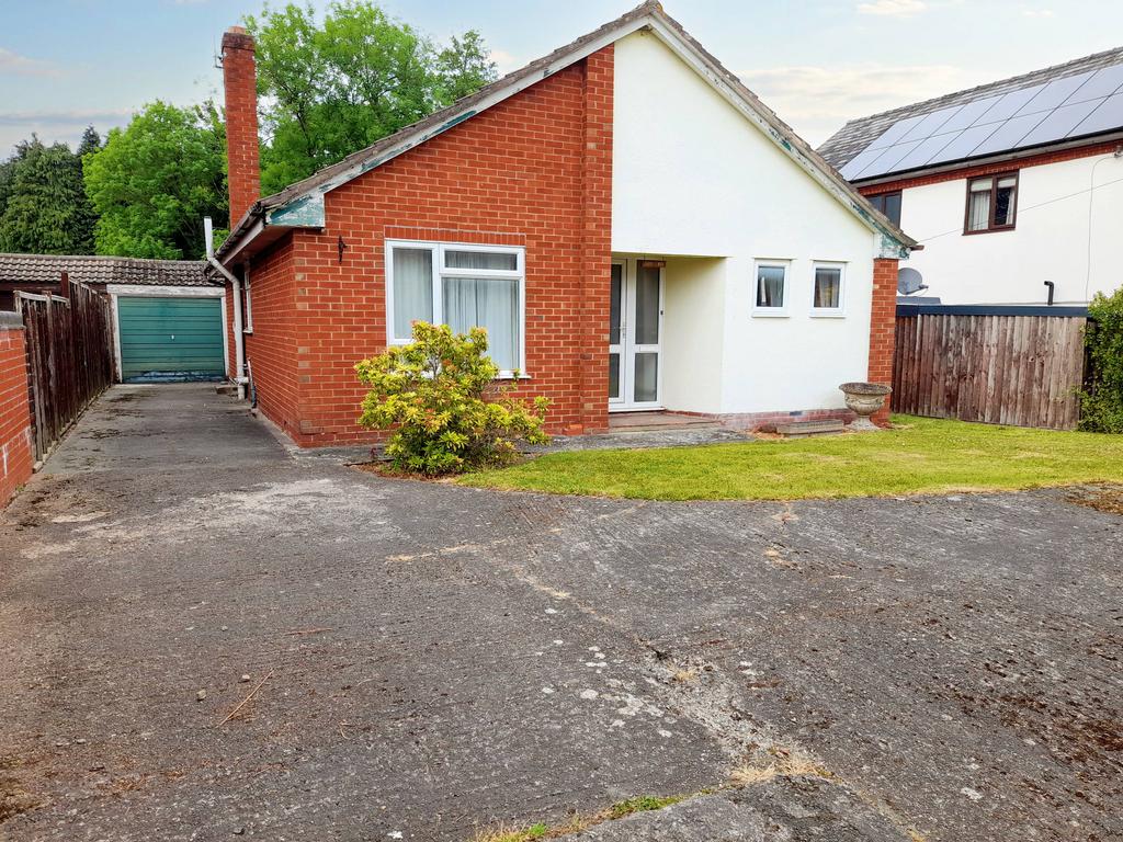 Guilsfield SY21 3 bed detached bungalow for sale £215,000