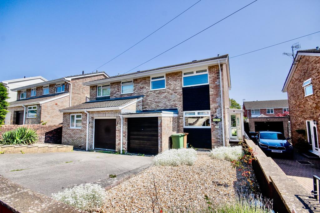 Avon Close, Pontllanfraith, Blackwood 3 bed semidetached house for