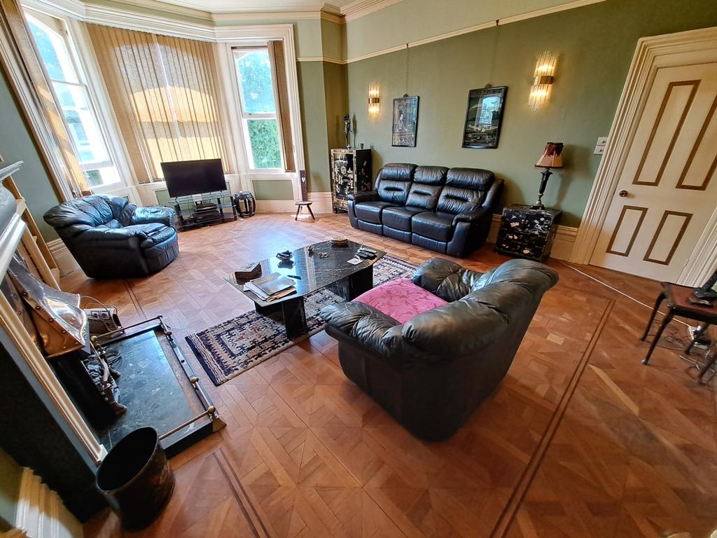 Blackwater Road, Lower Meads, Eastbourne BN21 4 bed flat for sale £