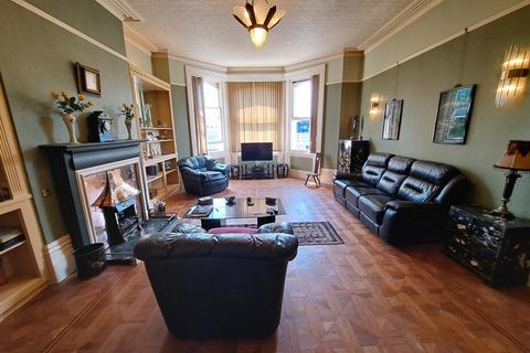4 bedroom flat for sale, Blackwater Road, Lower Meads, Eastbourne BN21