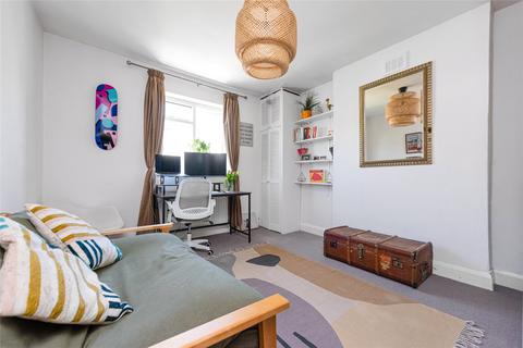 142b Bathurst Gardens, London, NW10 5HX