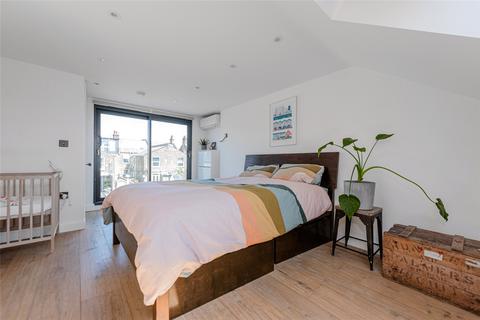 142b Bathurst Gardens, London, NW10 5HX