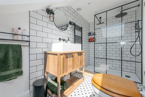 142b Bathurst Gardens, London, NW10 5HX