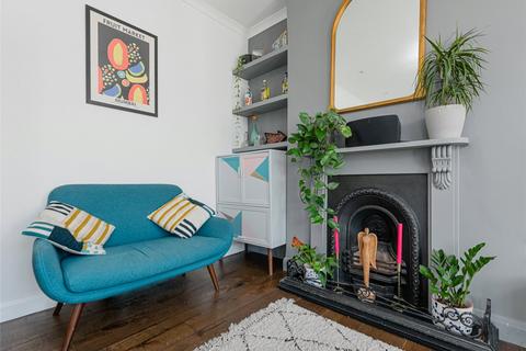 142b Bathurst Gardens, London, NW10 5HX