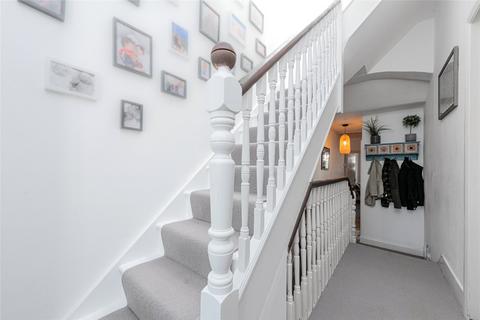 142b Bathurst Gardens, London, NW10 5HX
