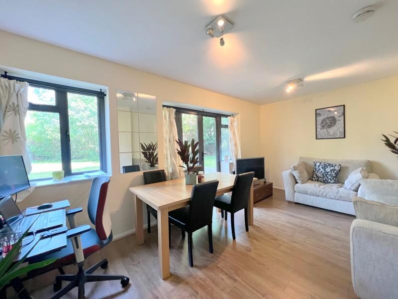 Kingsbridge Avenue, Acton, W3 2 bed flat to rent £1,900 pcm (£438 pw)