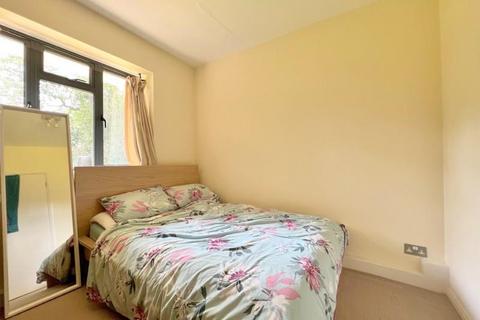 2 bedroom flat to rent, Kingsbridge Avenue, Acton, W3