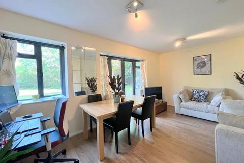 2 bedroom flat to rent, Kingsbridge Avenue, Acton, W3