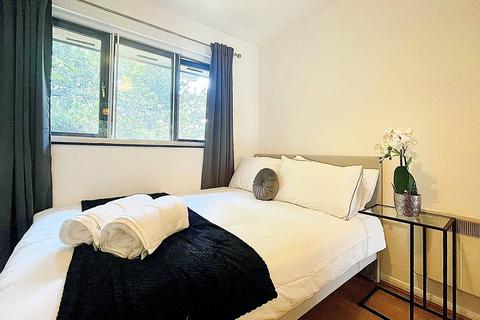 1 bedroom apartment to rent, Transom Square, London E14