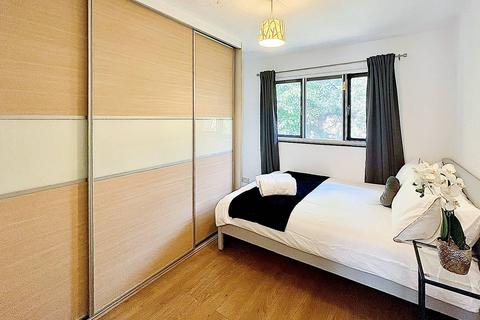 1 bedroom apartment to rent, Transom Square, London E14