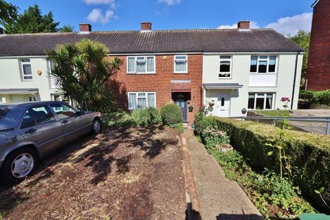 3 bedroom terraced house to rent, Hillrise Road, Collier Row Essex, RM5