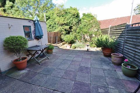 3 bedroom terraced house to rent, Hillrise Road, Collier Row Essex, RM5