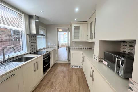 3 bedroom terraced house to rent, Kingsley Road, Pinner HA5