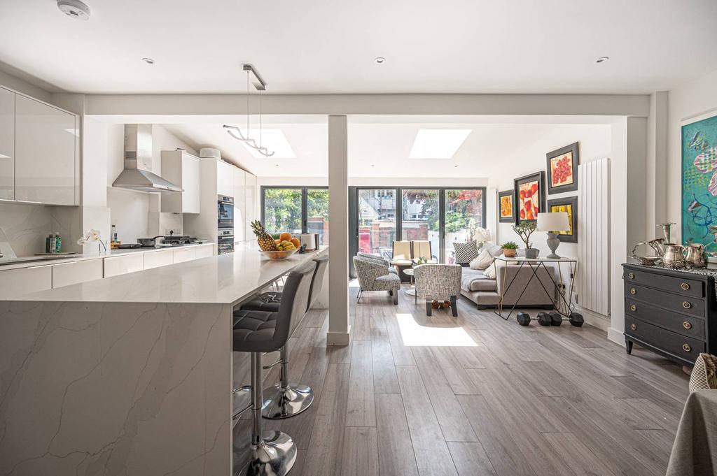 Alyth Gardens, Golders Green, London, NW11 4 bed house to rent £5,200
