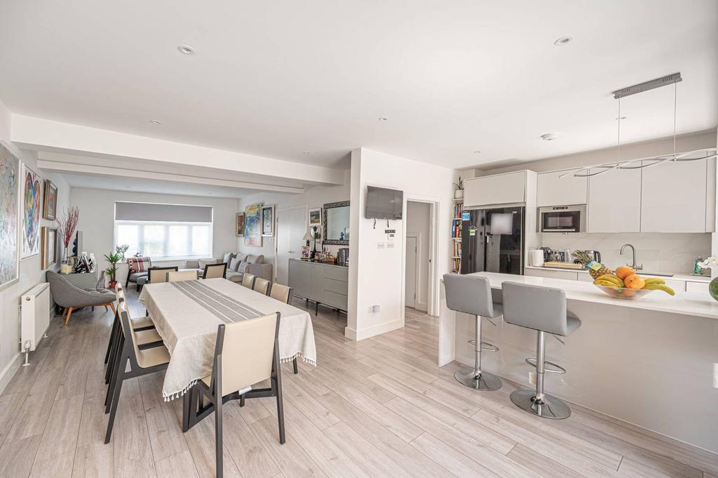 Alyth Gardens, Golders Green, London, NW11 4 bed house to rent £5,200