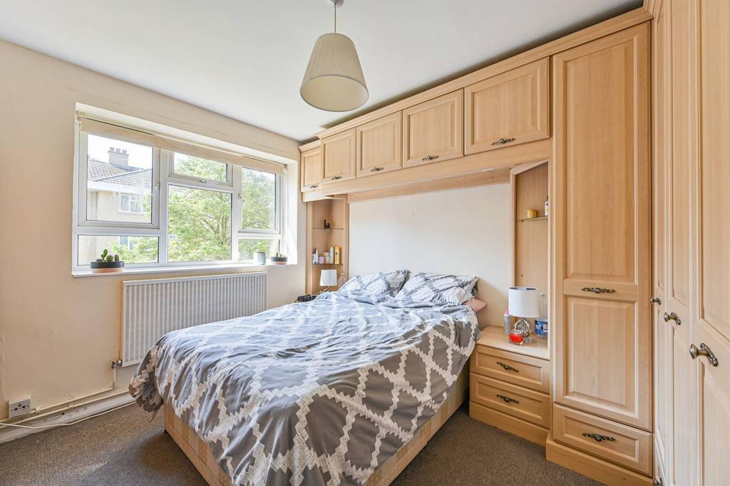 Weydown Close, Wimbledon Park, London, SW19 3 bed flat - £2,500 pcm (£ ...