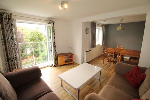 4 bedroom flat to rent, Kensington Terrace, Hyde Park, Leeds, LS6