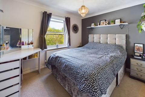 2 bedroom flat for sale - Tadworth
