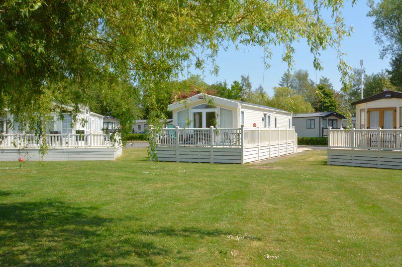 Willow View, Cotswold Hoburne... 2 bed park home for sale £39,995