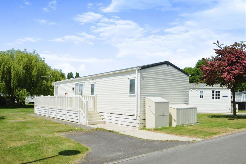 Willow View, Cotswold Hoburne... 2 bed park home for sale £39,995