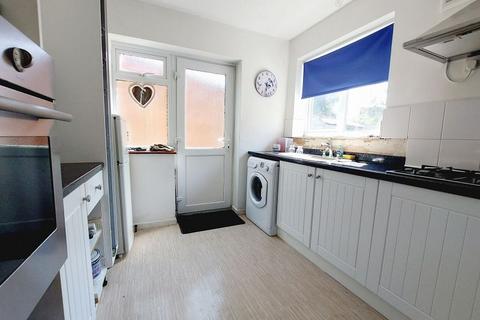 2 bedroom bungalow for sale - Eastwick Park Avenue, Great Bookham KT23