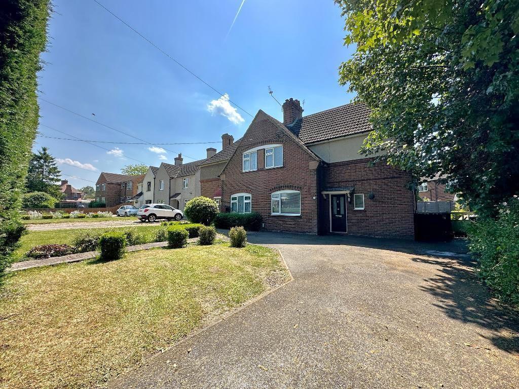 Hexton Road, Barton Le Clay, Bedfordshire, MK45 4JY 3 bed semidetached