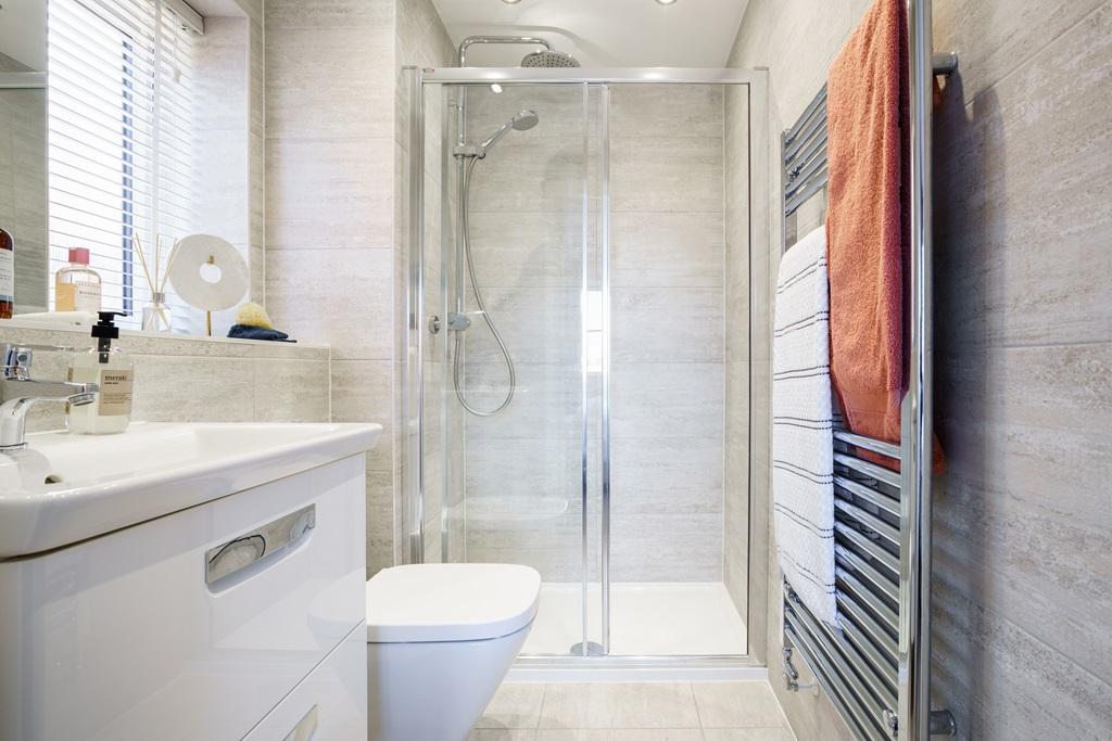 A handy en suite to the main bedroom