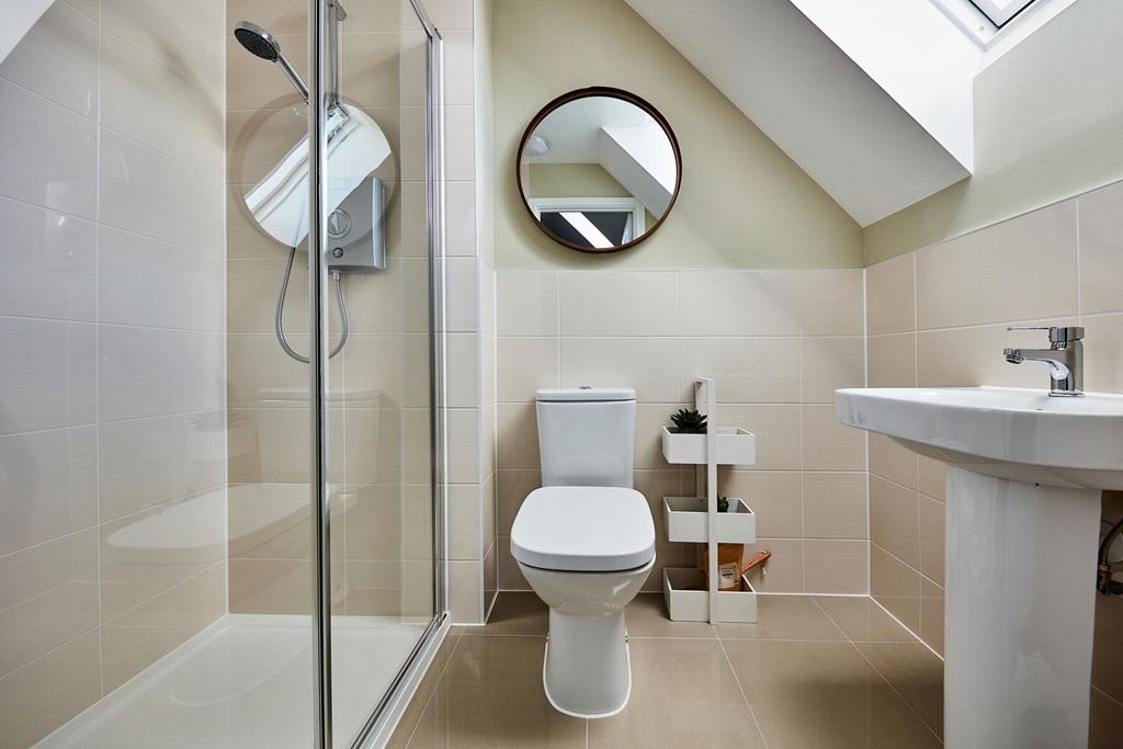 Spacious modern en suite