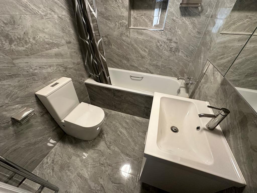 En-Suite Bathroom Su