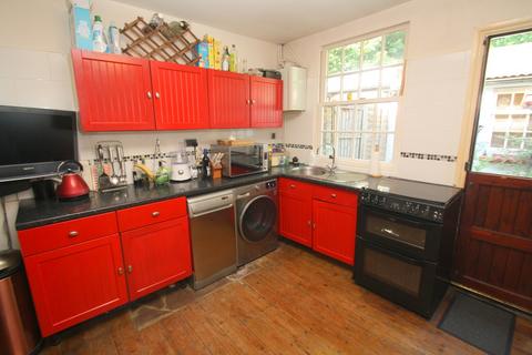 2 bedroom end of terrace house for sale, Farmers Road, Staines-upon-Thames, TW18