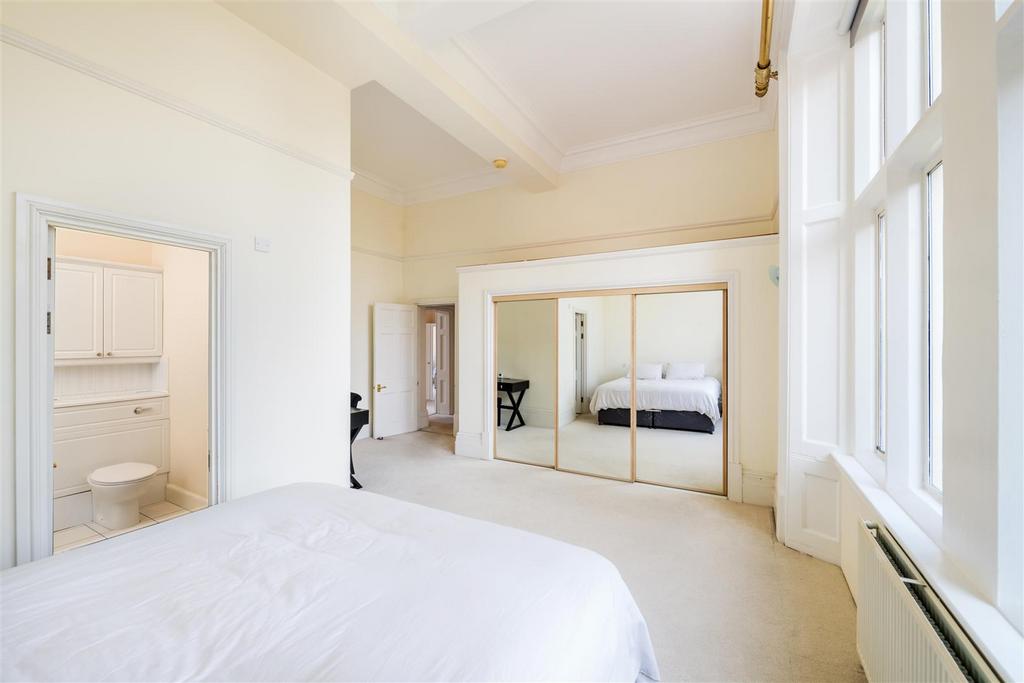 56 Victoria Court internals-2.jpg