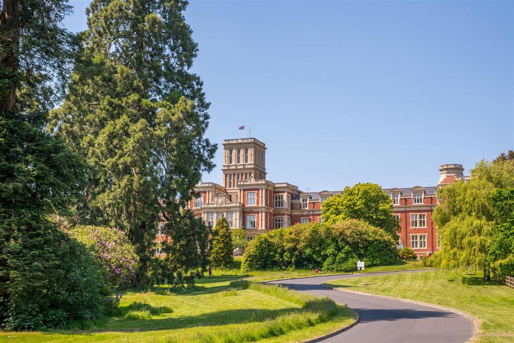 Royal Earlswood Park externals-12.jpg