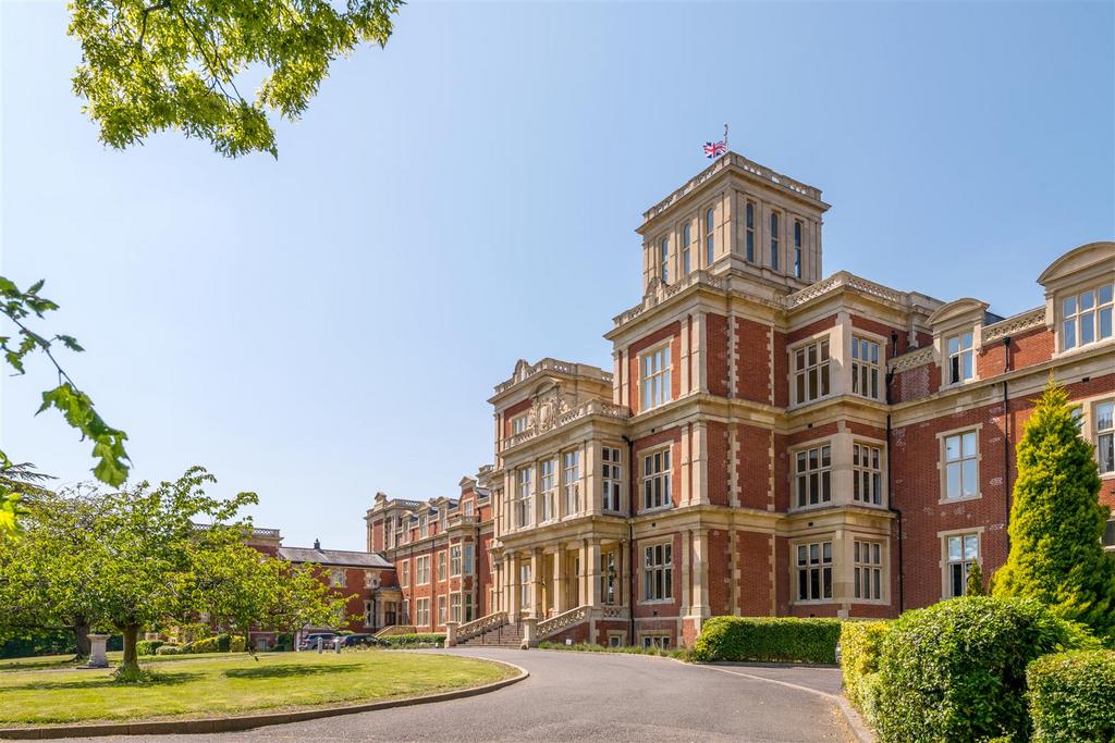Royal Earlswood Park externals-22.jpg