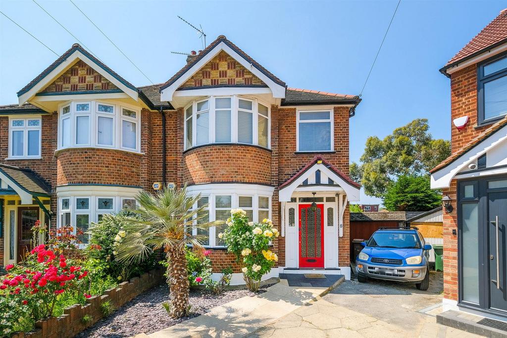 Woodview Avenue, Chingford 3 bed house £600,000