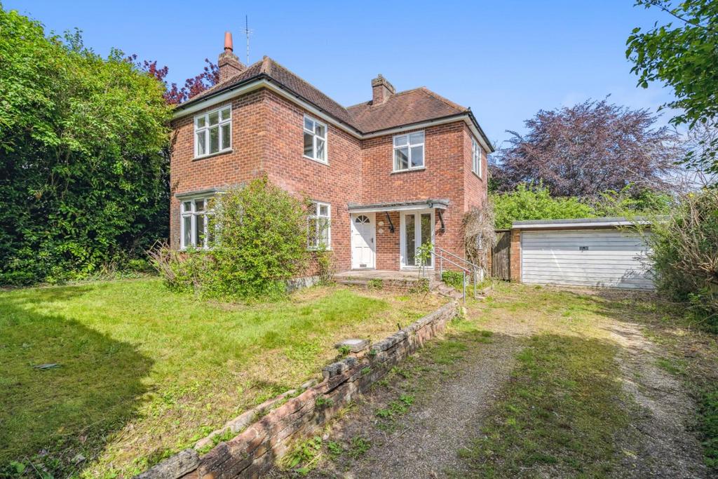 Trees Avenue, Hughenden Valley, High... 3 bed detached house £595,000