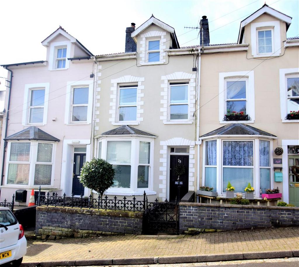 Newcastle Hill, Bridgend, Bridgend County Borough, CF31 4EY 3 bed