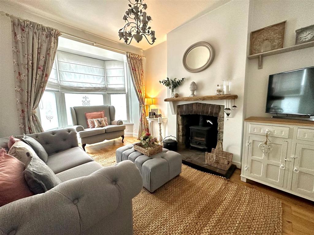 Newcastle Hill, Bridgend, Bridgend County Borough, CF31 4EY 3 bed