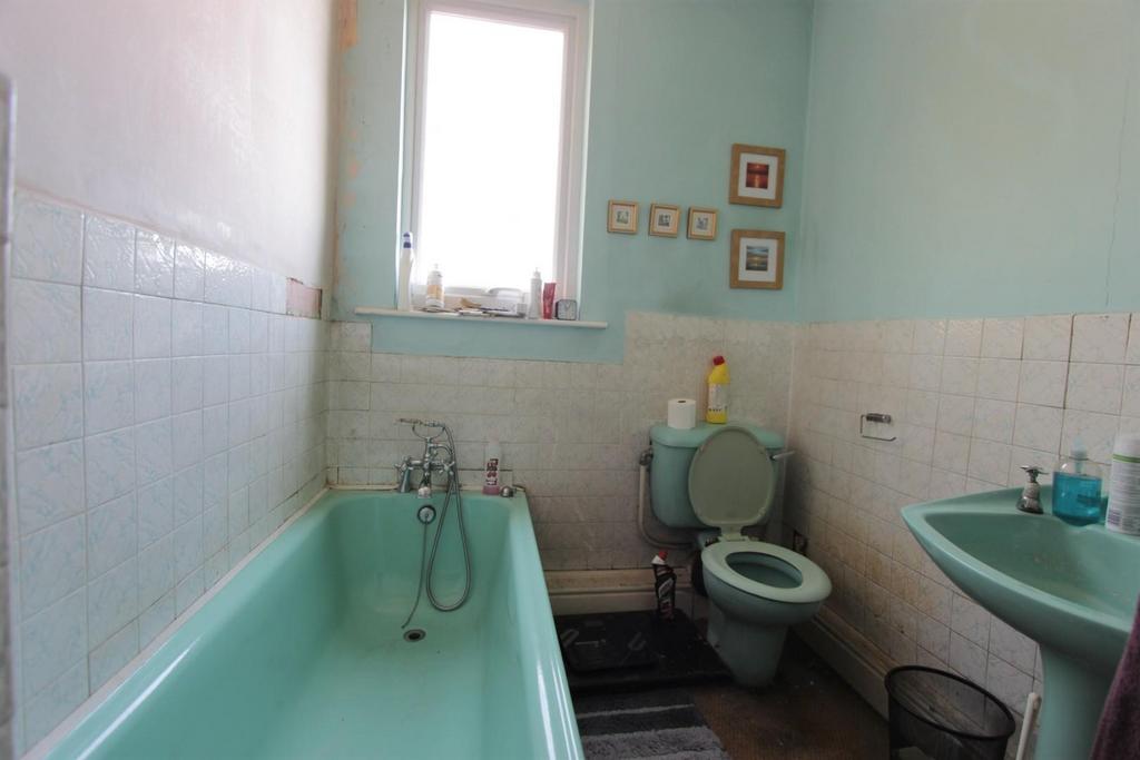 6. Bathroom .jpg