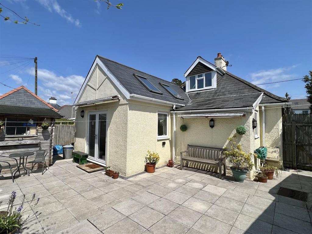 Beach Road, Newton Porthcawl, Bridgend County Borough, CF36 5NH 3 bed