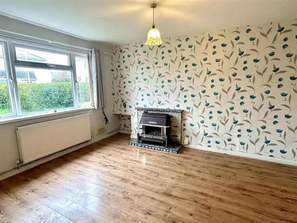Pentre Place, Kenfig Hill, Bridgend... 3 bed terraced house £115,000