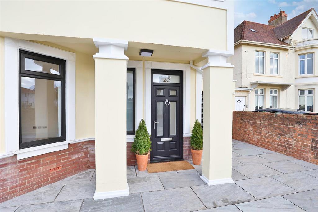 Lougher Gardens, Porthcawl, Bridgend County Borough, CF36 3BJ 4 bed