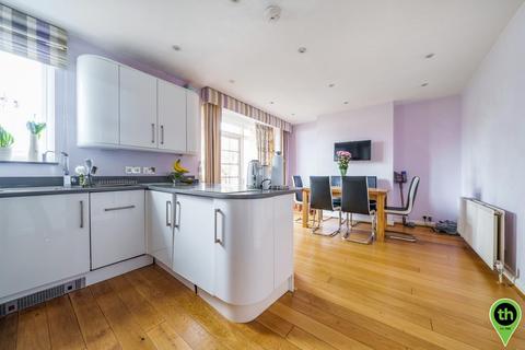 180 Broadfields Avenue, Edgware, HA8 8TF