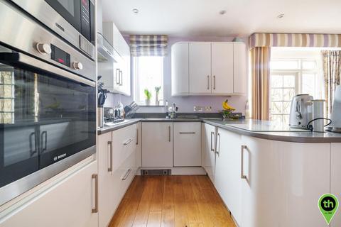 180 Broadfields Avenue, Edgware, HA8 8TF