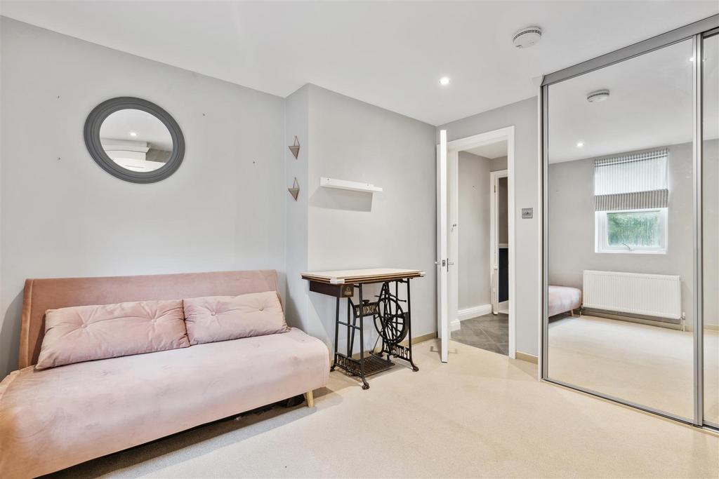 Ashbourne Grove, W4 - FOR SALE